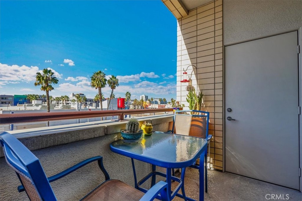 300 East 4th Street, Unit 214 Long Beach, CA 90802 - Photo 54 of 75 a view of a dining room with furniture and a potted plant