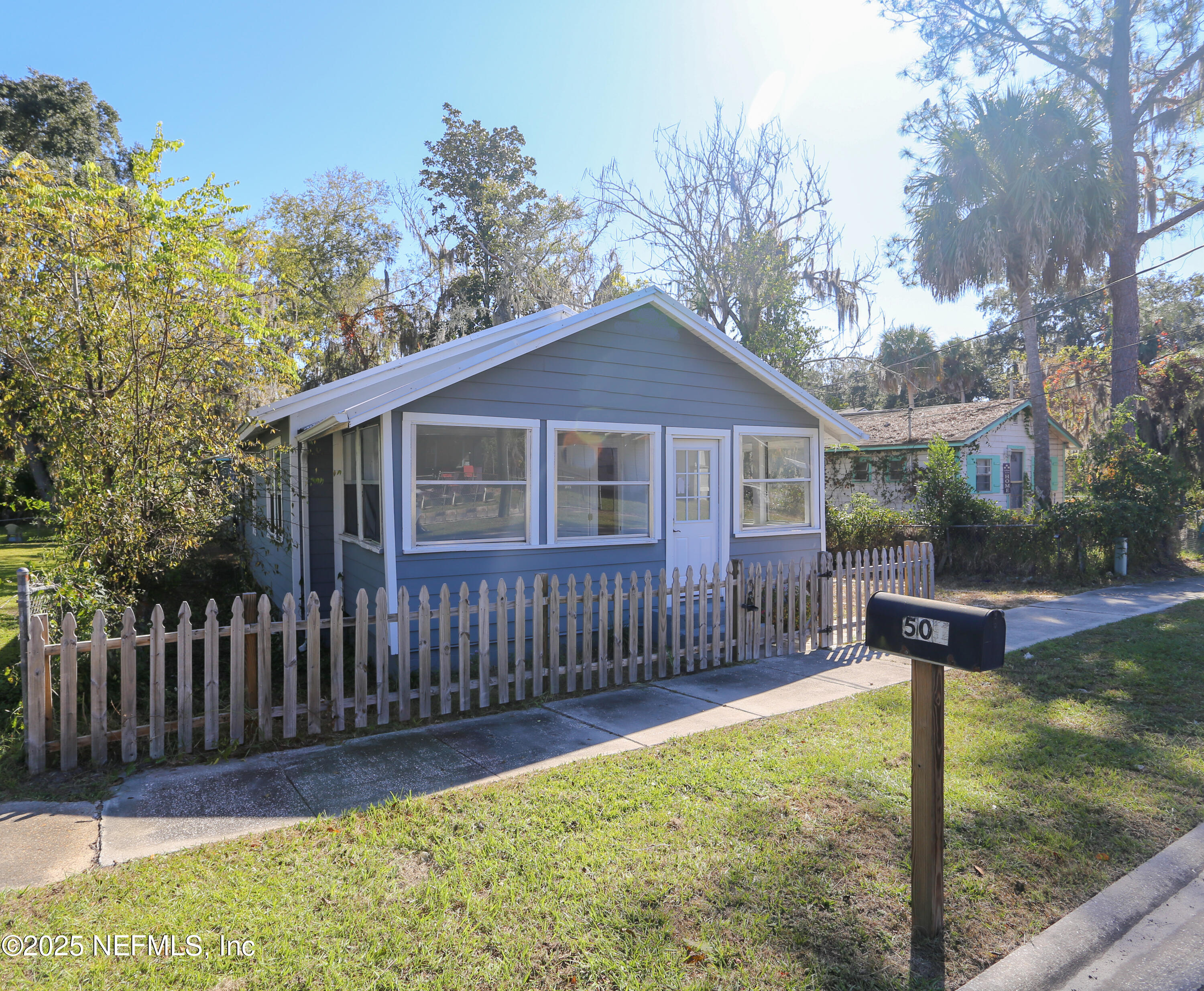 505 North 9th Street Palatka, FL 32177 - Photo 3 of 29 a front view of a house with garden