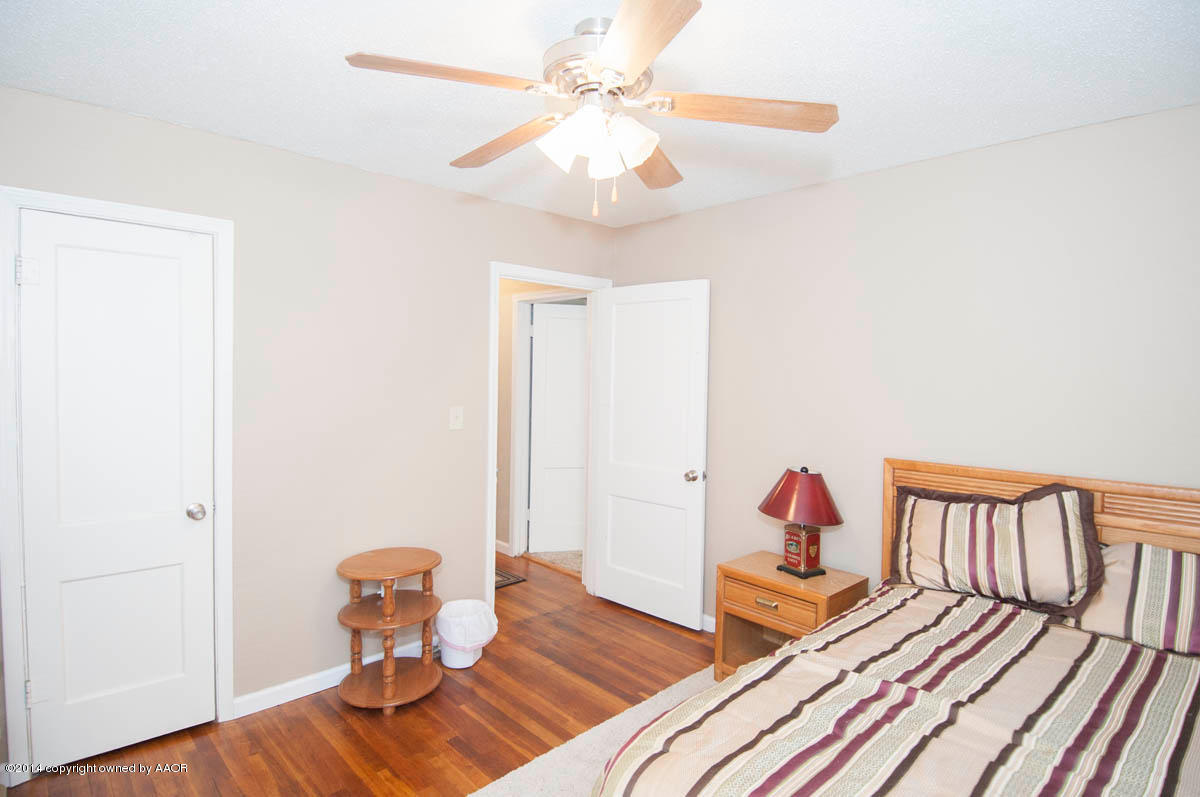4125 South Ong Street Amarillo, TX 79110 - Photo 11 of 20 a bedroom with two beds and a potted plant