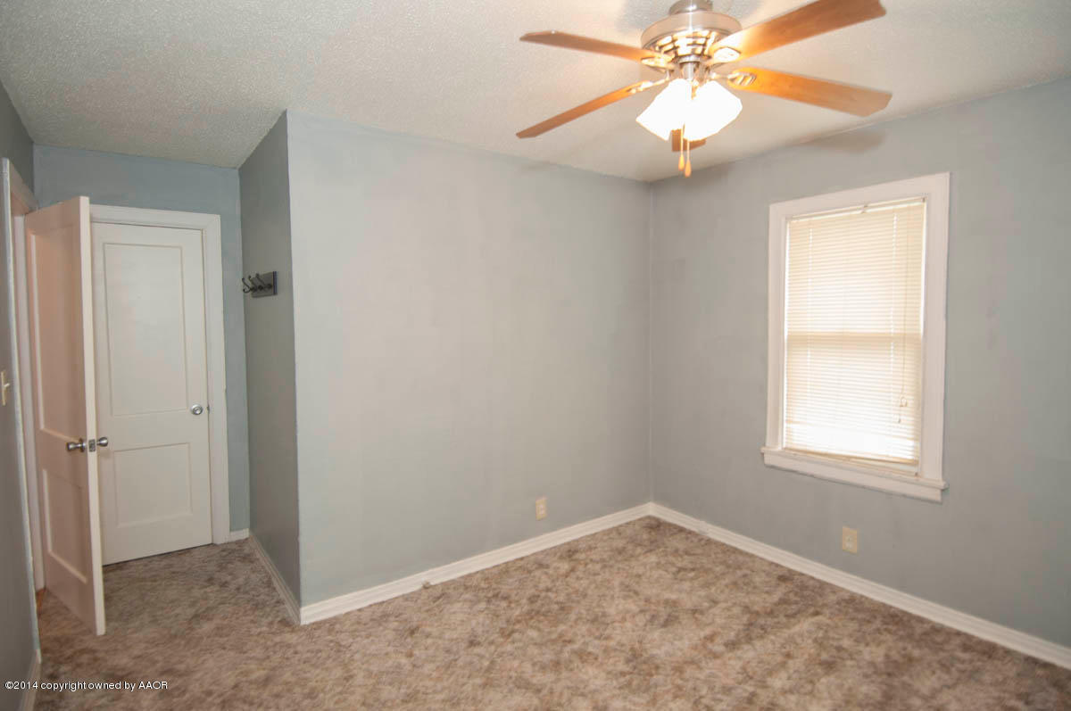 4125 South Ong Street Amarillo, TX 79110 - Photo 14 of 20 an empty room with windows and fan