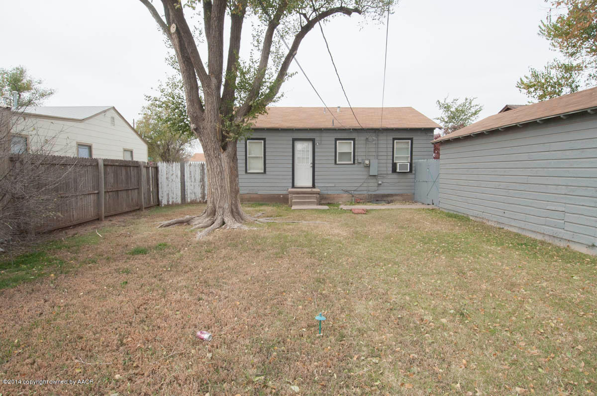 4125 South Ong Street Amarillo, TX 79110 - Photo 17 of 20 a backyard of a house