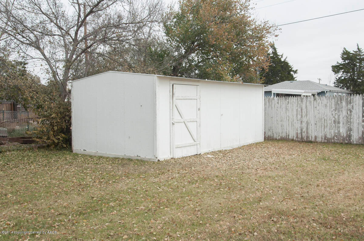 4125 South Ong Street Amarillo, TX 79110 - Photo 19 of 20 a view of backyard and garage