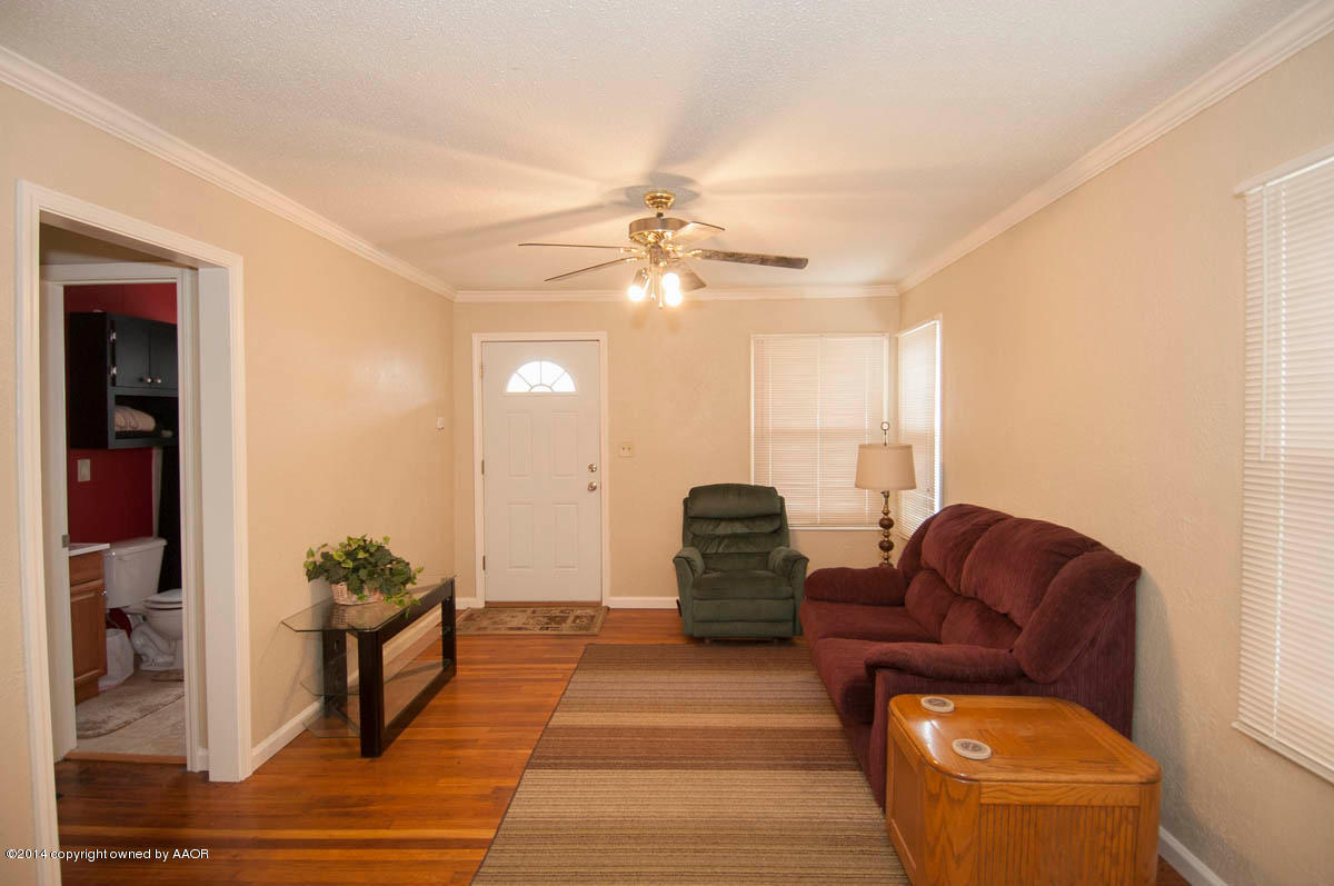 4125 South Ong Street Amarillo, TX 79110 - Photo 4 of 20 a living room with furniture