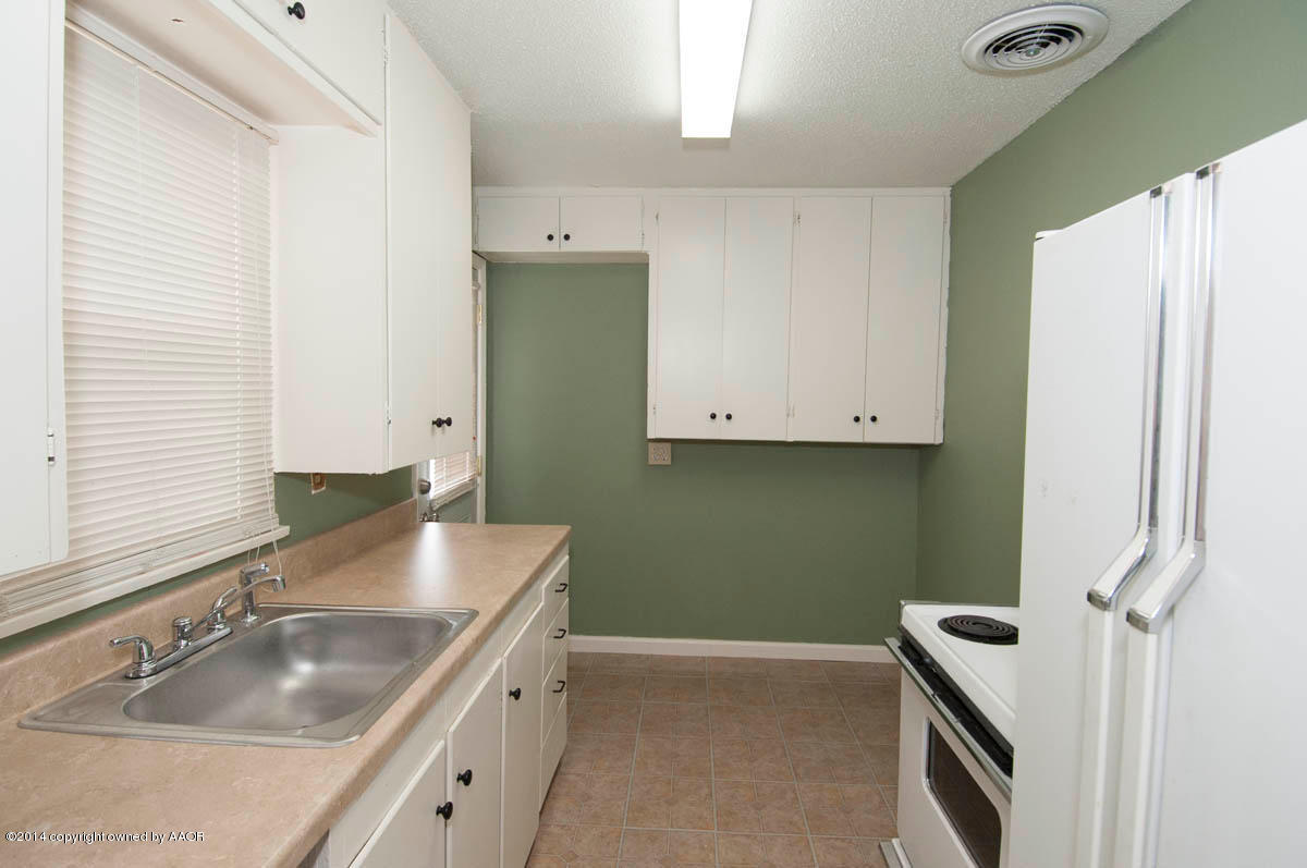 4125 South Ong Street Amarillo, TX 79110 - Photo 6 of 20 a bathroom with a sink and a mirror