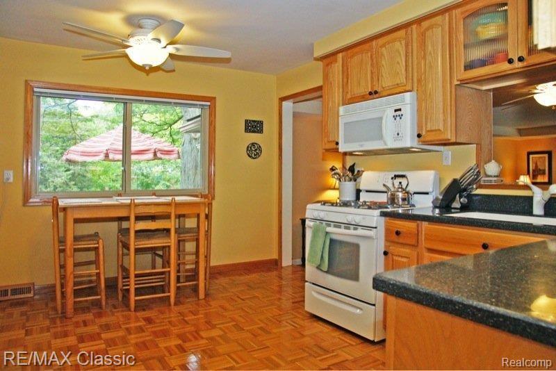 28253 Westerleigh Road Farmington, MI 48334 - Photo 6 of 24 Kitchen