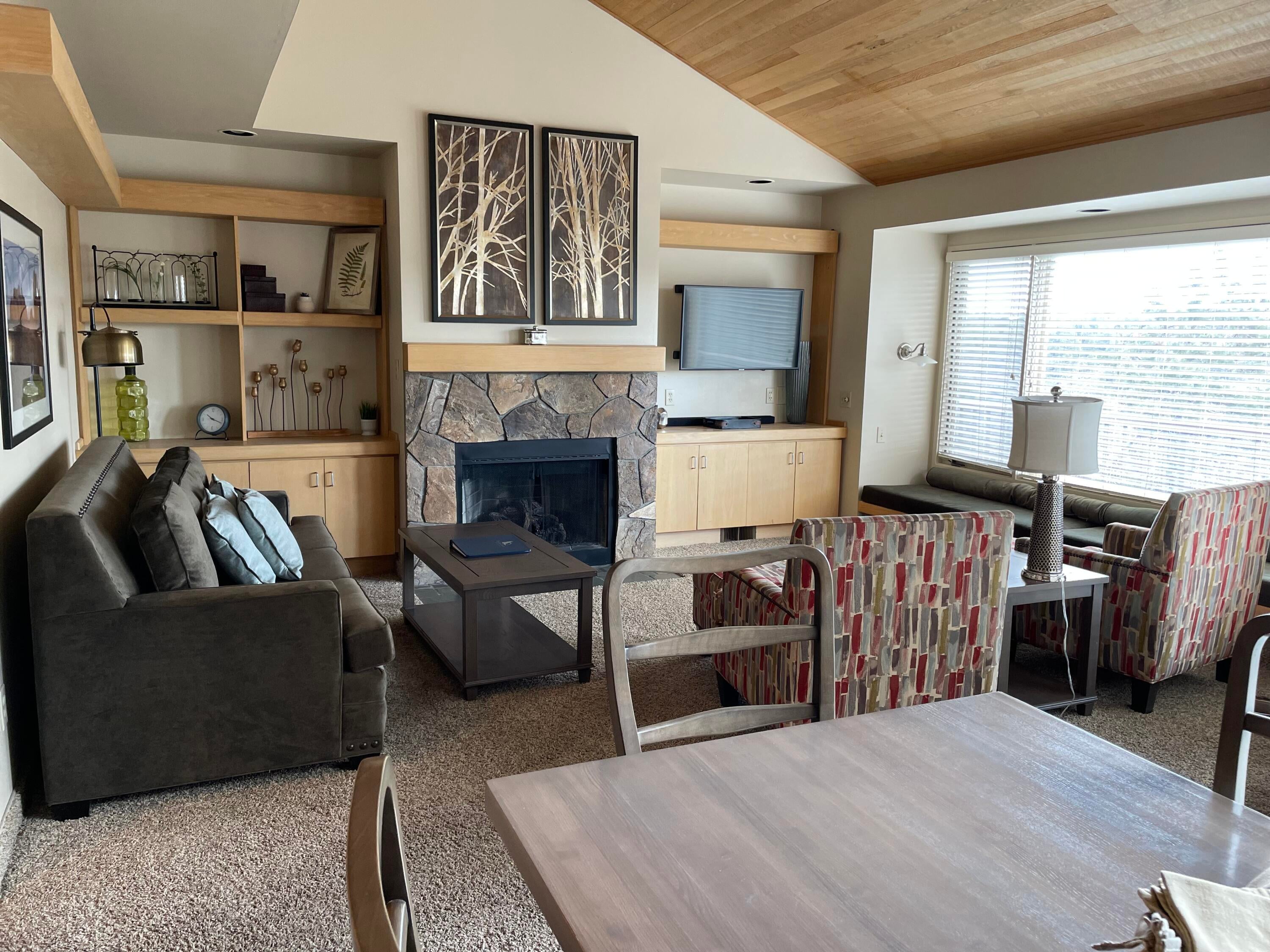 2340 Snowgoose Drive, Unit RV9D Redmond, OR 97756 - Photo 8 of 33 Gr Room w/gas fireplace