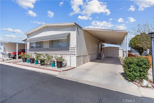 a view of livingroom with furniture and windows