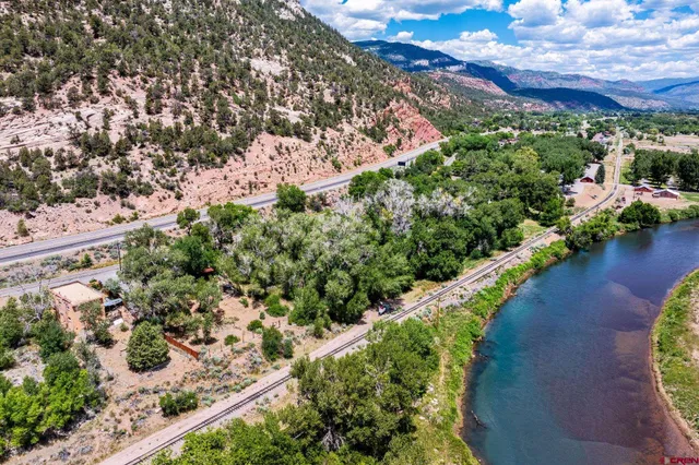 a view of a houses with a yard