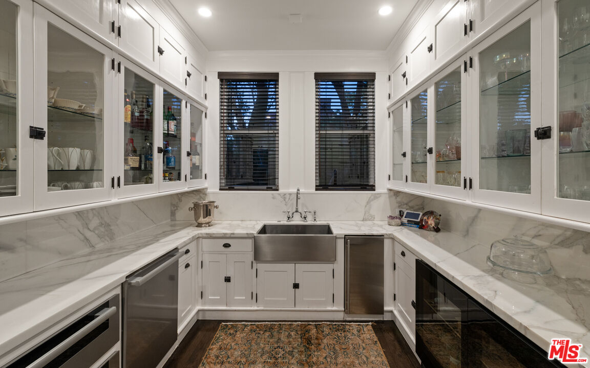 601 South Windsor Boulevard Los Angeles, CA 90005 - Photo 20 of 48 a view of an oven and sink