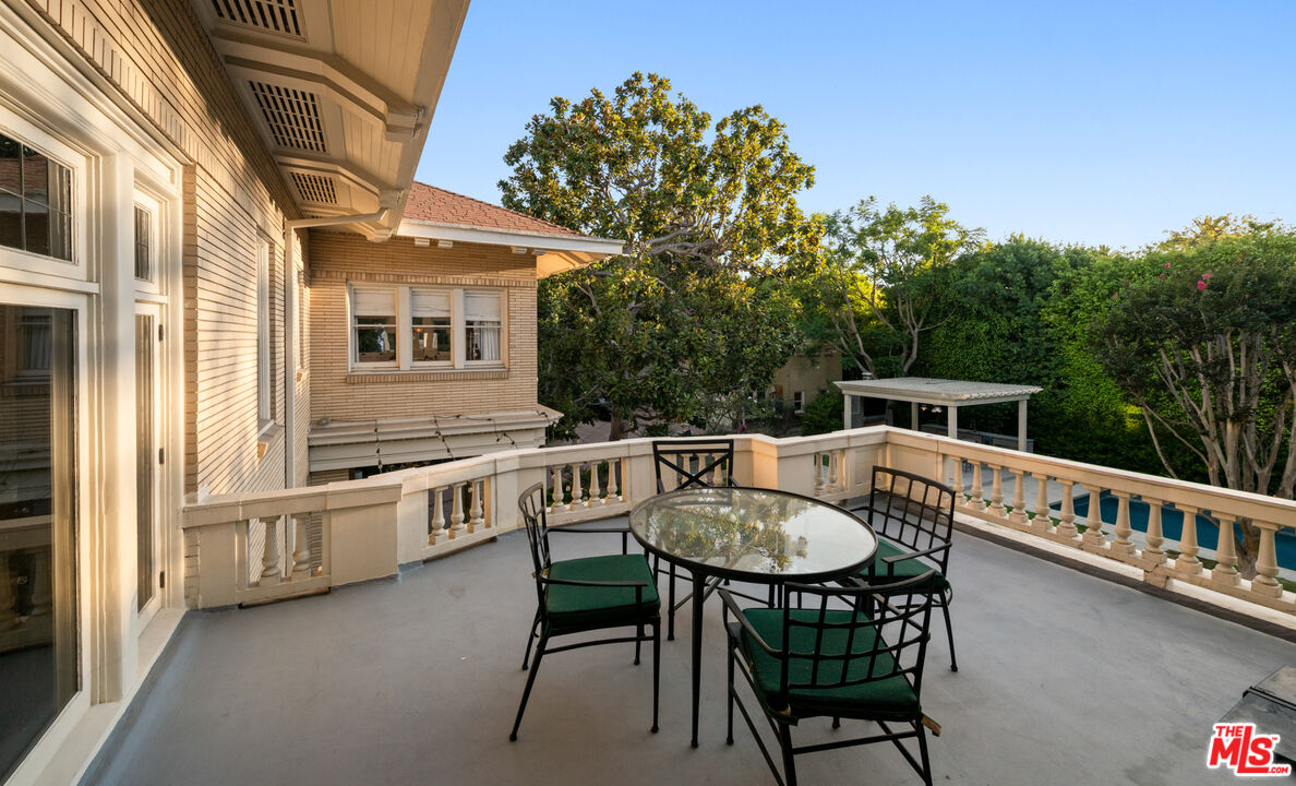 601 South Windsor Boulevard Los Angeles, CA 90005 - Photo 33 of 48 a balcony with table and chairs