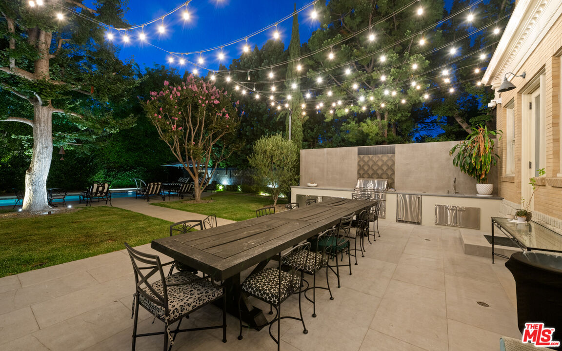 601 South Windsor Boulevard Los Angeles, CA 90005 - Photo 44 of 48 a view of a patio with a table and chairs
