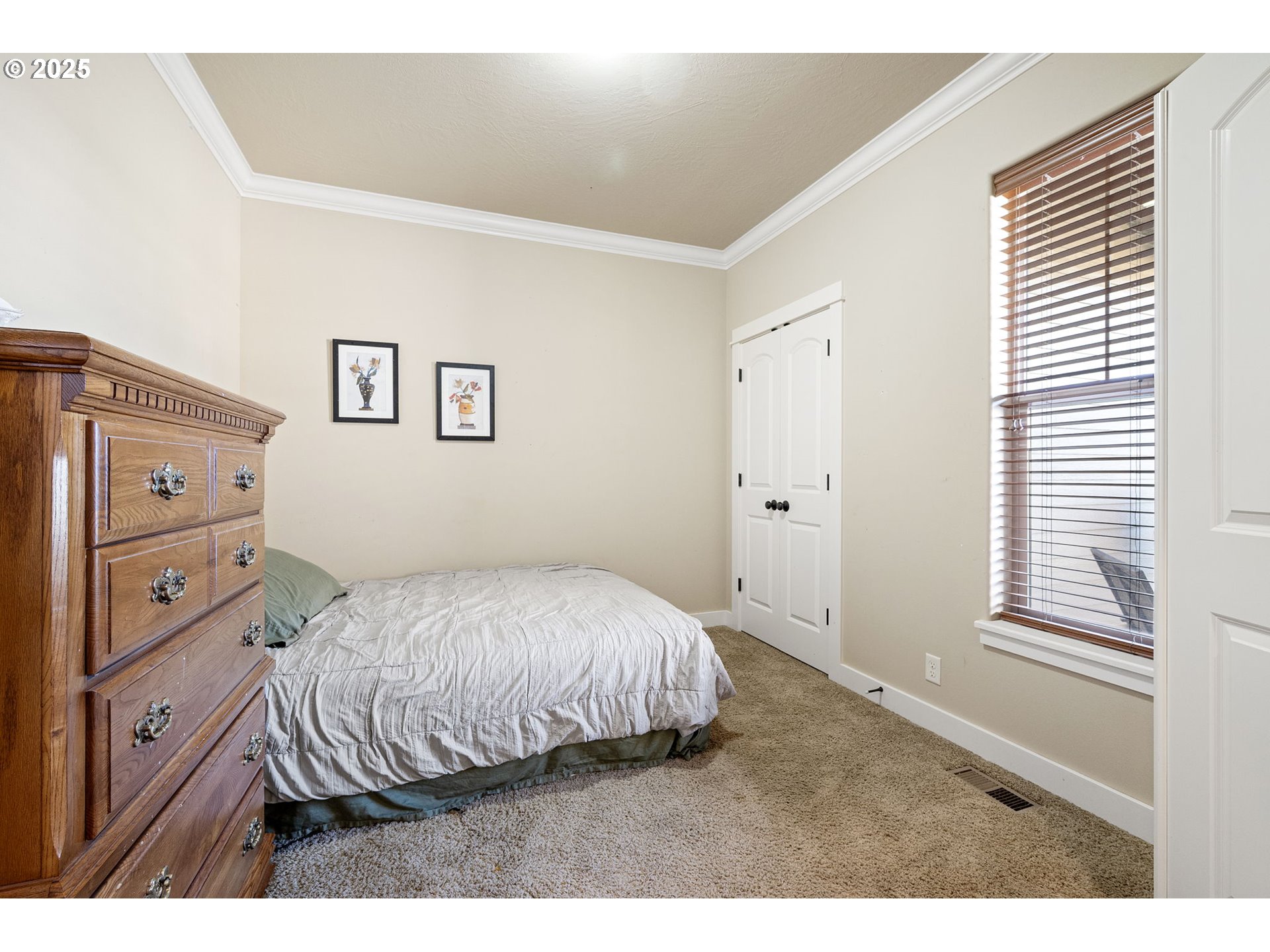 1175 South 40th Place Springfield, OR 97478 - Photo 19 of 34 a bedroom with a bed and a window