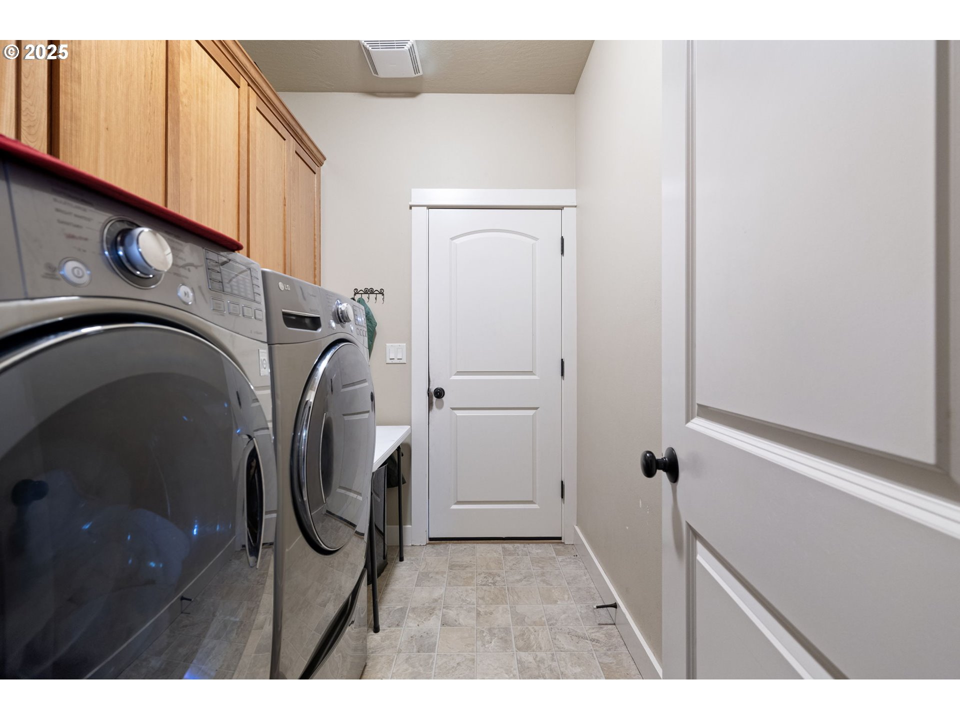1175 South 40th Place Springfield, OR 97478 - Photo 27 of 34 a utility room with dryer and washer