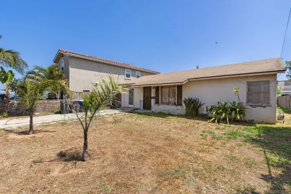 a view of a house with backyard and garden