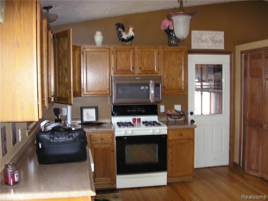 6546 Walters Road Clarkston, MI 48346 - Photo 4 of 17 P1010065.JPG