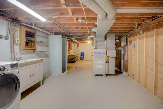 a view of empty room with an empty space