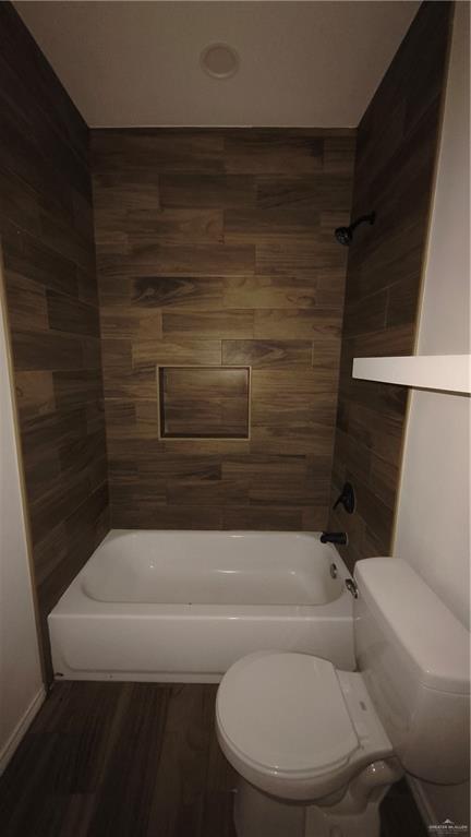 941 South Indiana Avenue, Unit B Mercedes, TX 78570 - Photo 12 of 16 a bathroom with a toilet and bathtub