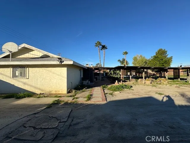 a view of a house with yard
