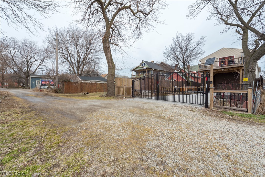 915 Fruit Avenue Cleveland, OH 44113 - Photo 3 of 35