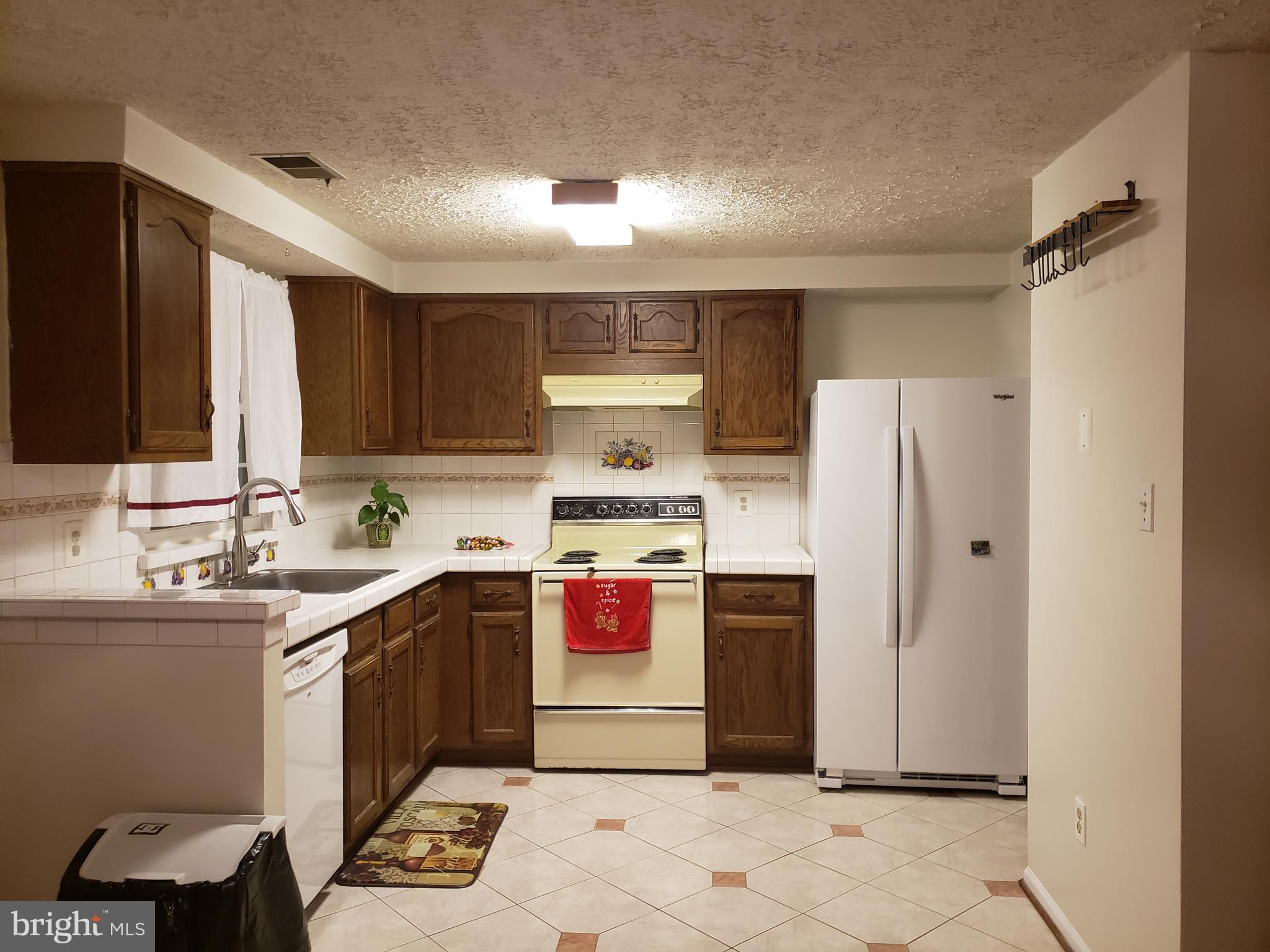 6965 Villa-Del-Rey Court Springfield, VA 22150 - Photo 4 of 9 Kitchen