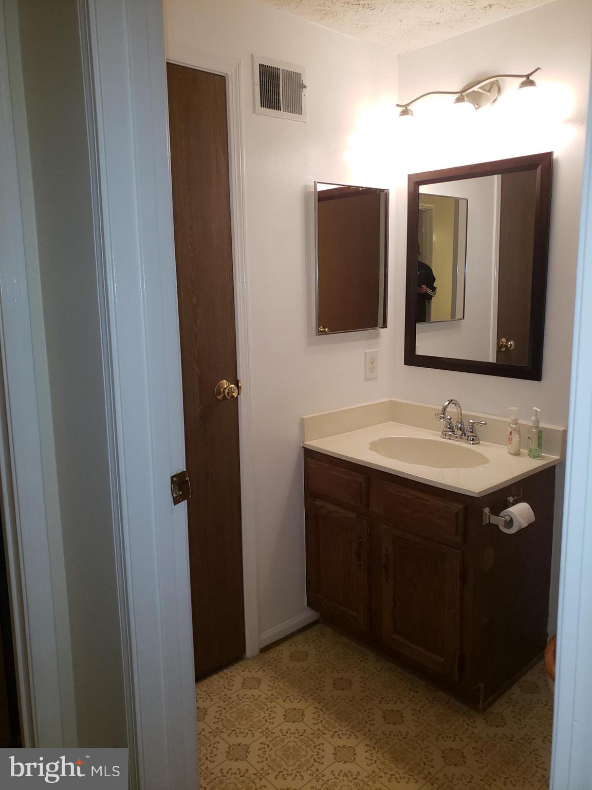 6965 Villa-Del-Rey Court Springfield, VA 22150 - Photo 6 of 9 Bathroom