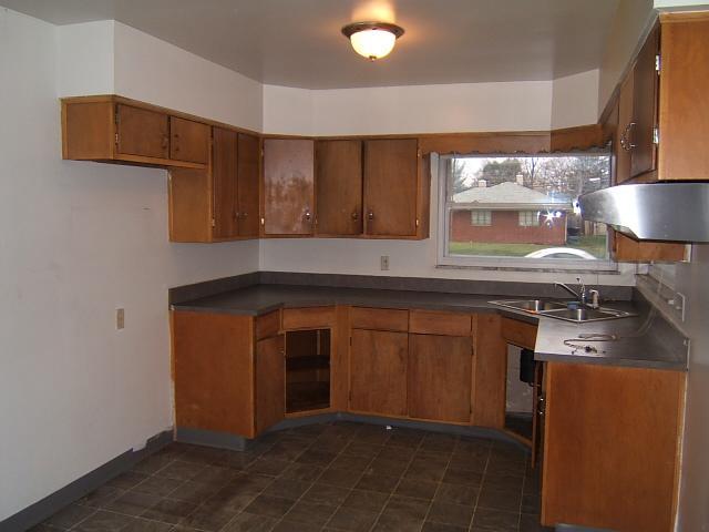 1244 South James Road Columbus, OH 43227 - Photo 3 of 11