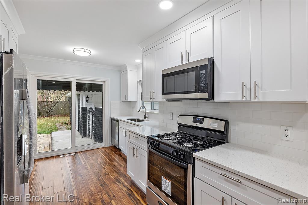 4137 Cumberland Road Berkley, MI 48072 - Photo 7 of 43