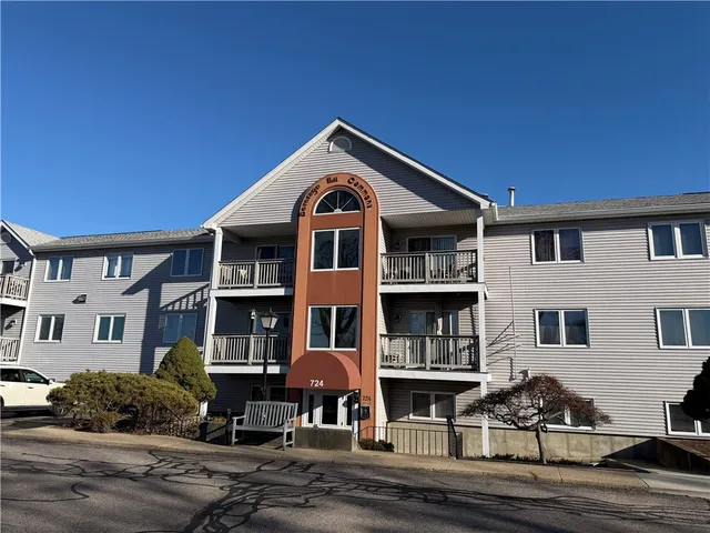 $1,900 | 724 Beverage Hill Avenue, Unit 302, Pawtucket, RI 02861