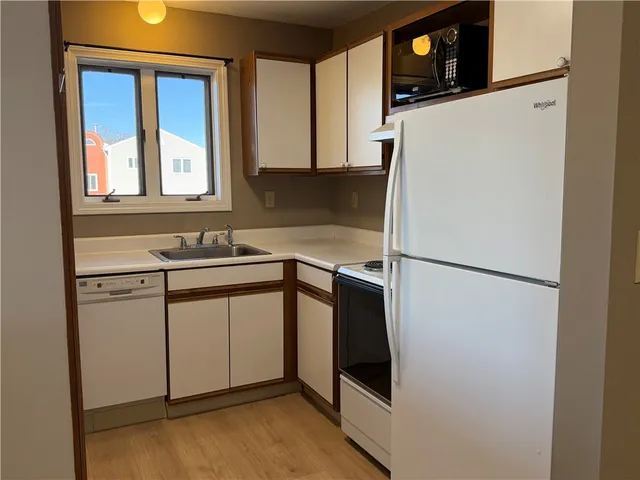 $1,900 | 724 Beverage Hill Avenue, Unit 302, Pawtucket, RI 02861