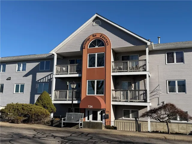 $1,900 | 724 Beverage Hill Avenue, Unit 302, Pawtucket, RI 02861