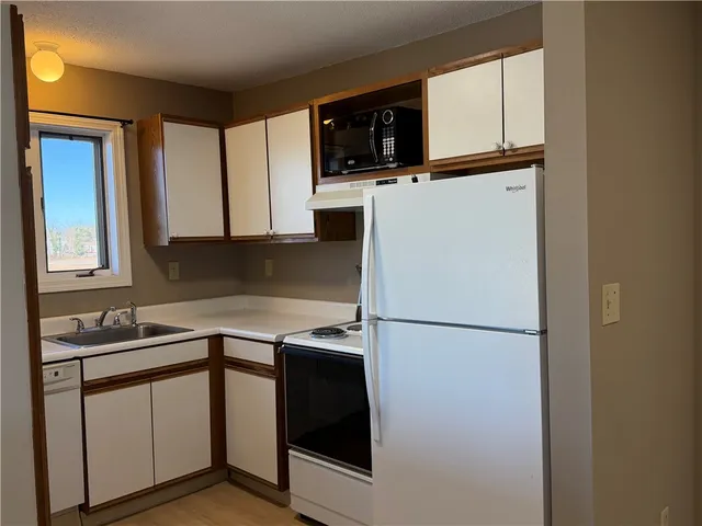 $1,900 | 724 Beverage Hill Avenue, Unit 302, Pawtucket, RI 02861