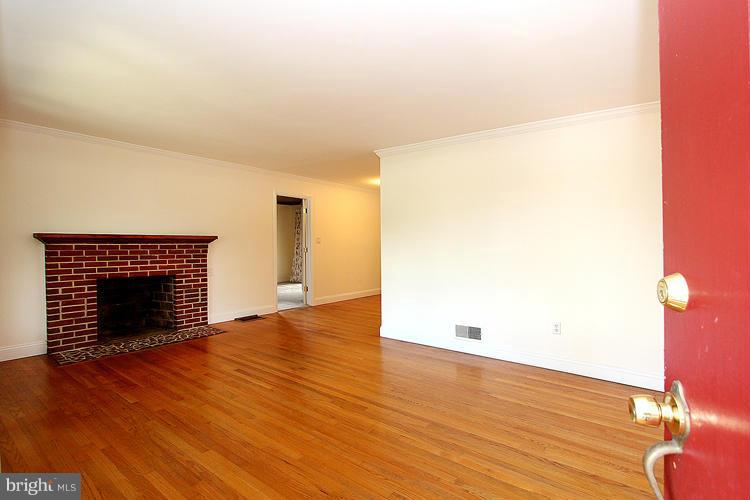 8314 Adelphi Road Adelphi, MD 20783 - Photo 4 of 27 Living Room