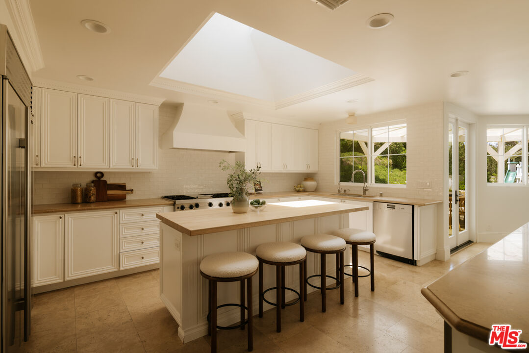 24049 Chestnut Way Calabasas, CA 91302 - Photo 13 of 37