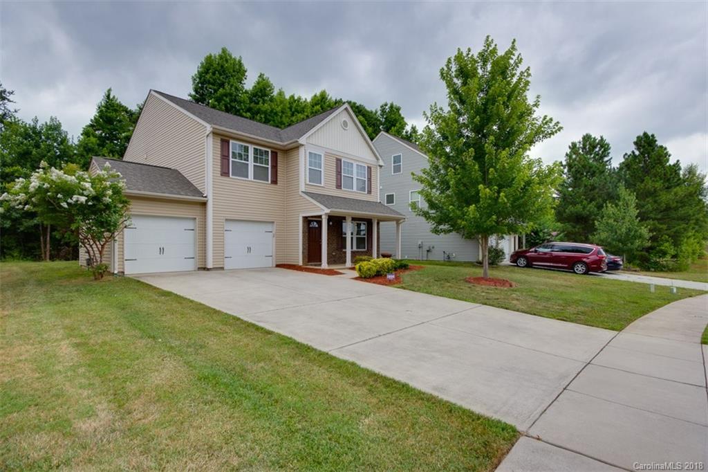 9609 Fernspray Road Charlotte, NC 28213 - Photo 2 of 30 a front view of house with yard and green space