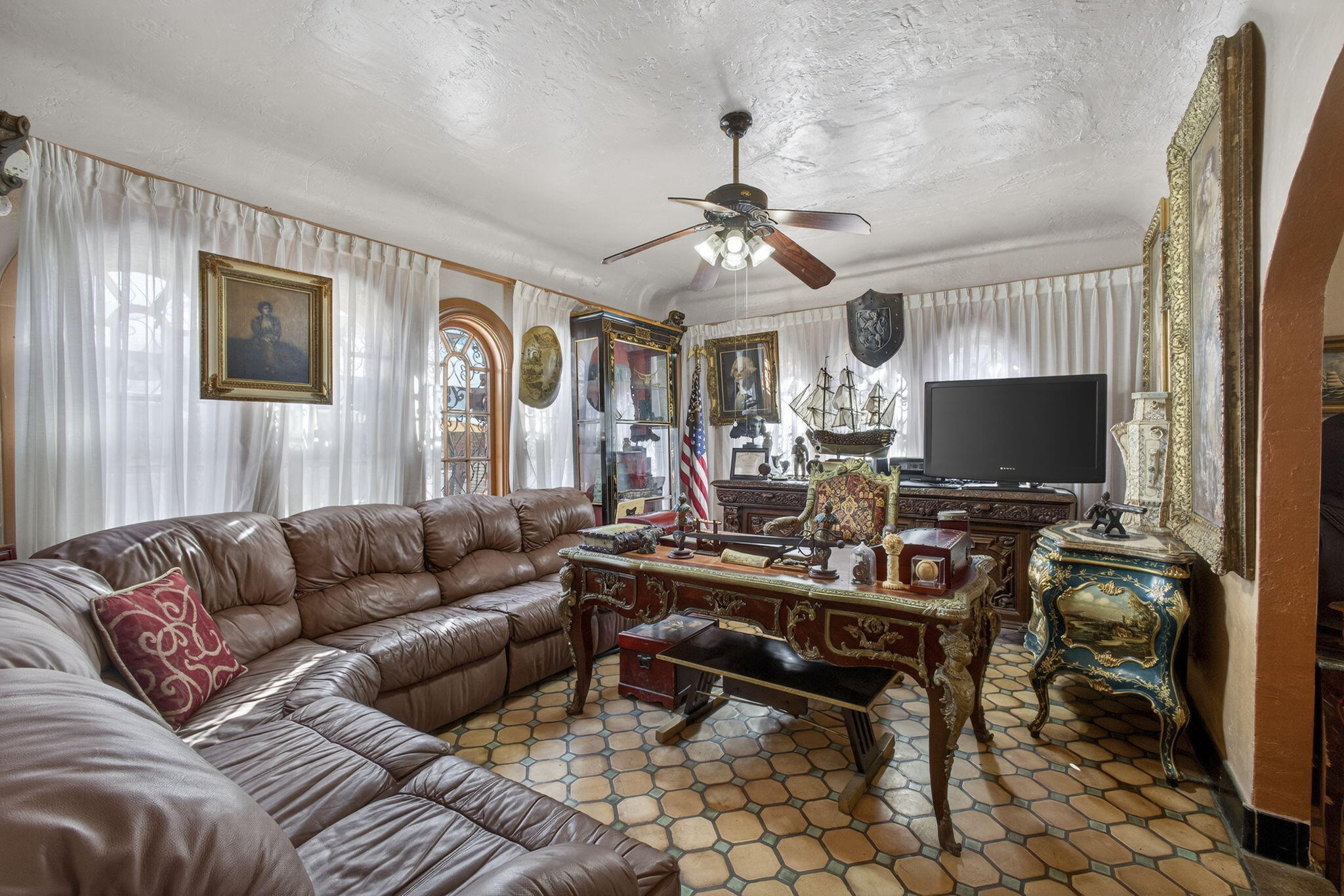 445 29th Street West Palm Beach, FL 33407 - Photo 10 of 61 a living room with furniture and a flat screen tv