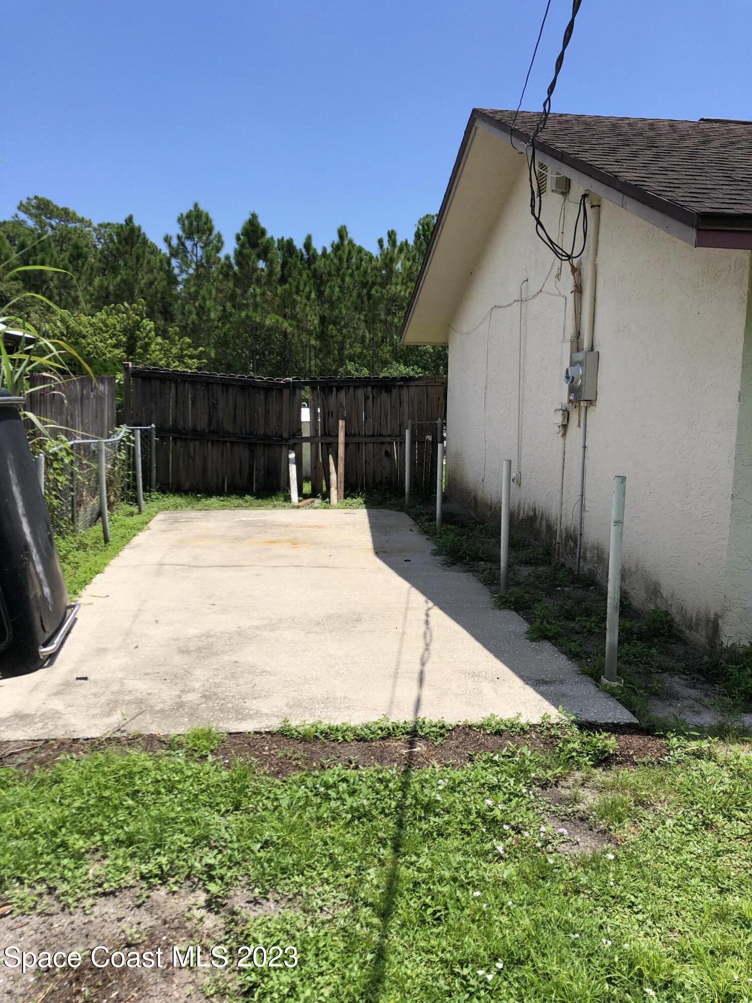 750 Fletcher Road Southeast Palm Bay, FL 32909 - Photo 9 of 12 a swimming pool with yard