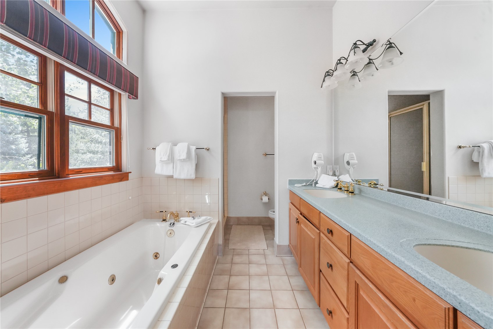 51 Starfire Lane, Unit 1983 Keystone, CO 80435 - Photo 21 of 40 5 piece Primary bath