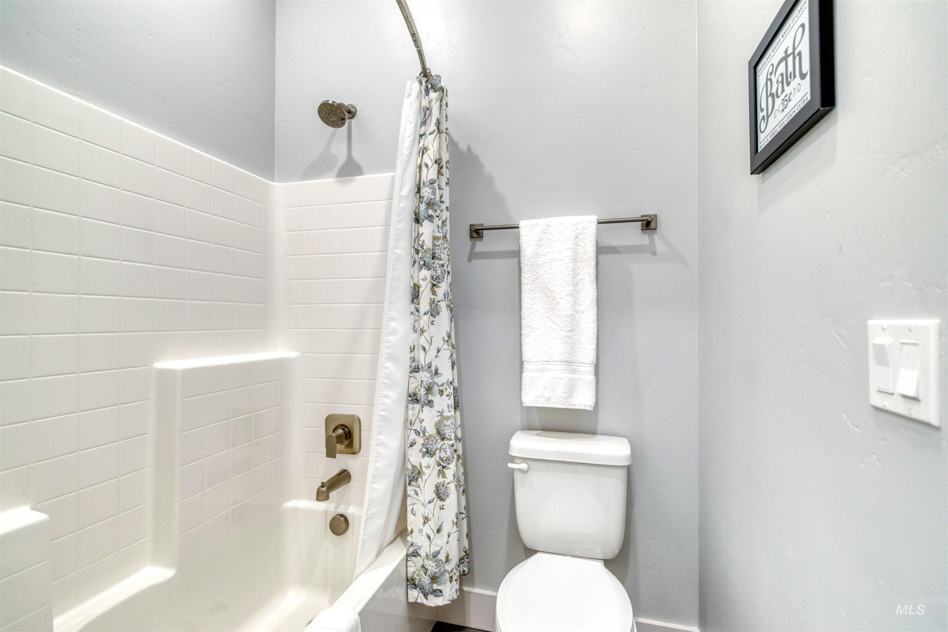 795 East Rio Chico Drive Kuna, ID 83634 - Photo 25 of 34 Bathroom with shower / bath combo and toilet