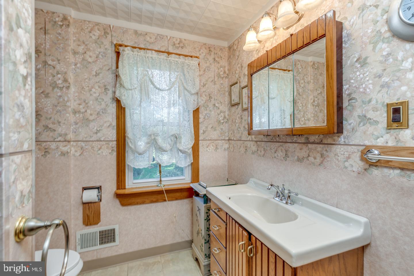 323 Walnut Street Delanco, NJ 08075 - Photo 22 of 69 full bathroom 2nd floor