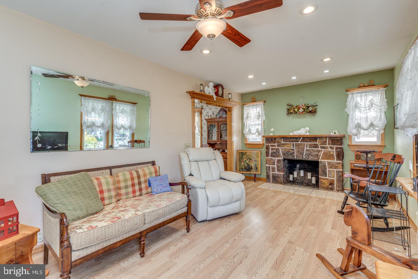323 Walnut Street Delanco, NJ 08075 - Photo 4 of 69 Living room