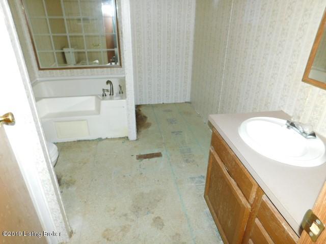 380 Smoot Road Frankfort, KY 40601 - Photo 8 of 14 Master Bathroom