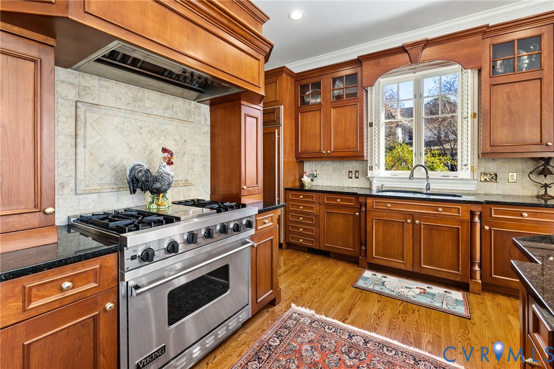 2730 Live Oak Lane Midlothian, VA 23113 - Photo 18 of 31 Kitchen featuring Viking gas stove, custom cabinet
