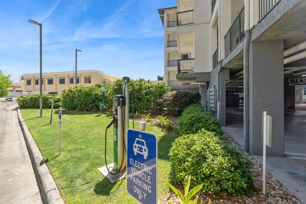 $720,000 | 199 Waterpoint Court, Unit 213, Conroe, TX 77304