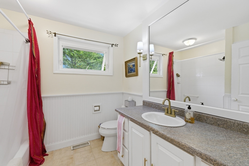 110 Parkerview Street Springfield, MA 01129 - Photo 13 of 32
