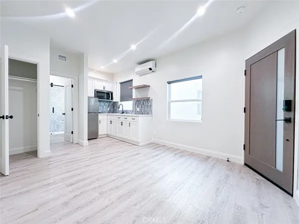 $1,950 | 305 1/2 Main Street, Unit 3, Newport Beach, CA 92661