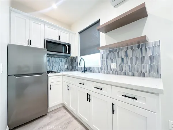 $1,950 | 305 1/2 Main Street, Unit 3, Newport Beach, CA 92661