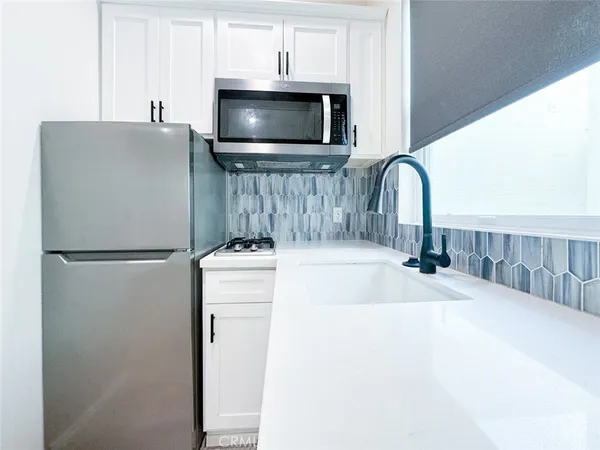 $1,950 | 305 1/2 Main Street, Unit 3, Newport Beach, CA 92661