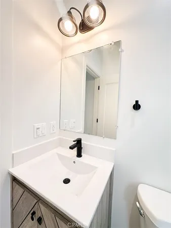 $1,950 | 305 1/2 Main Street, Unit 3, Newport Beach, CA 92661