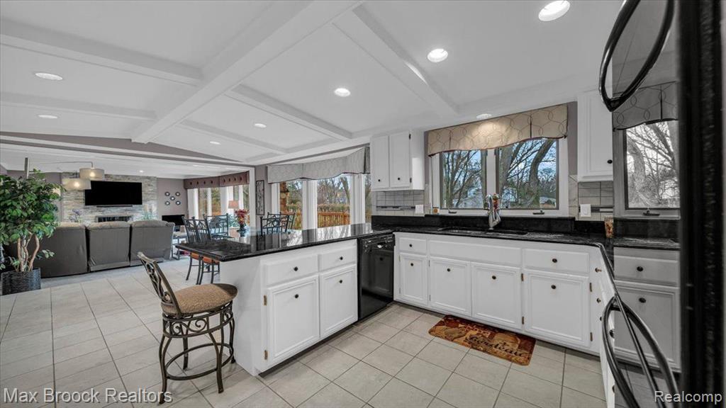 404 Shellbourne Drive Rochester Hills, MI 48309 - Photo 15 of 52