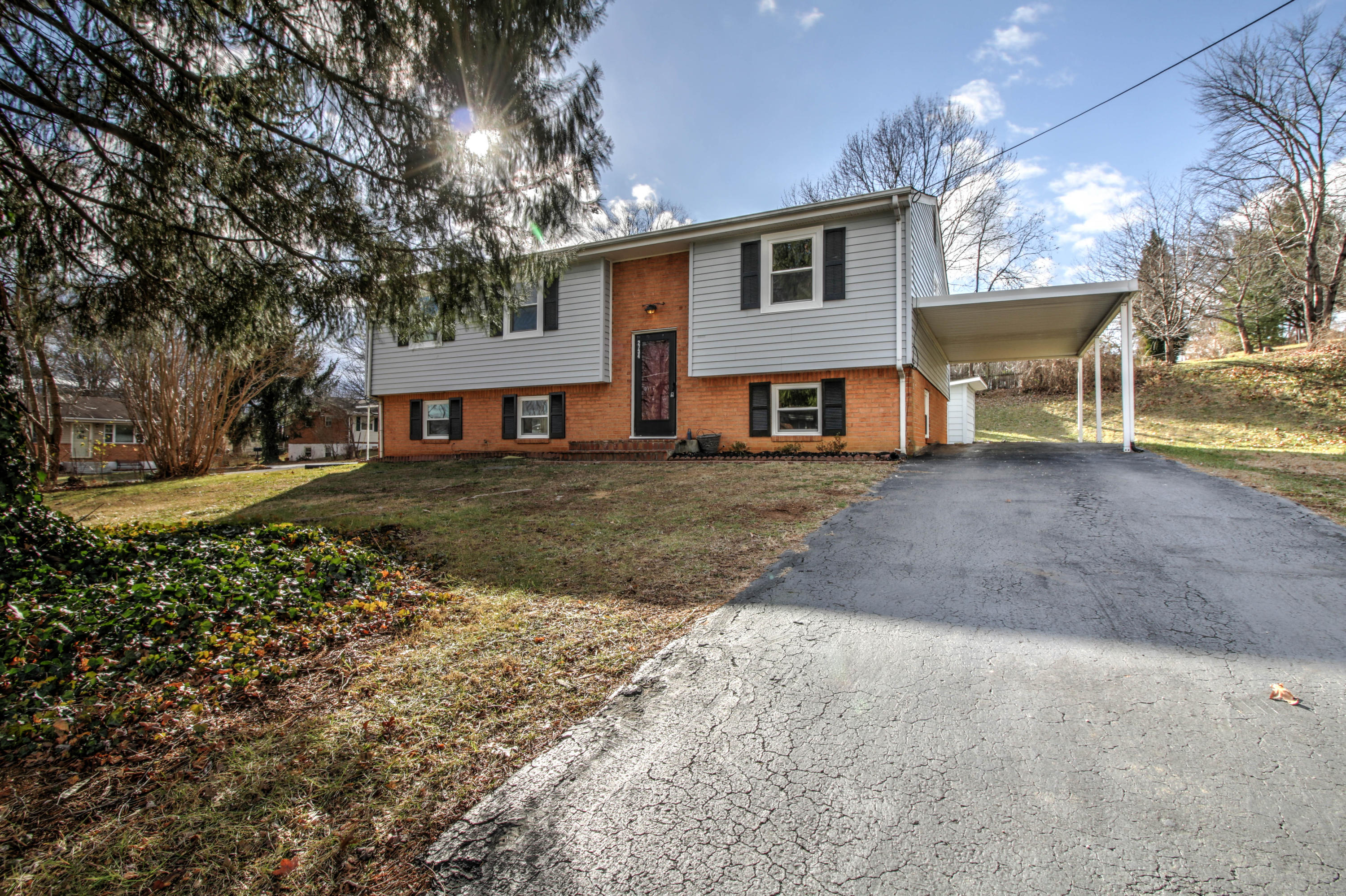 2734 Fernlawn Road Salem, VA 24153 - Photo 1 of 27 IMG_9499_500_501_502_503_504_505